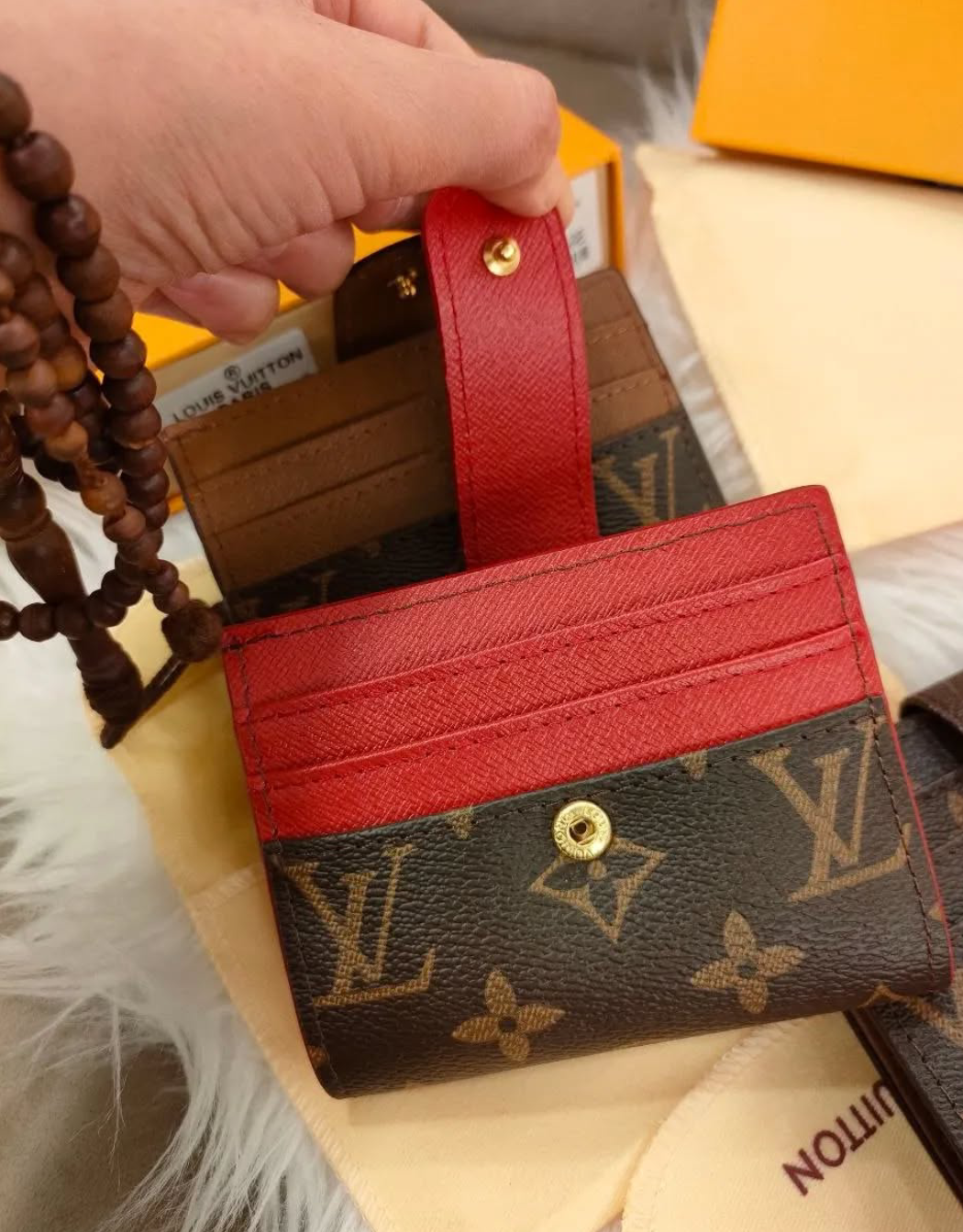 ⁦Louis Vuitton wallet card holder + Brand box  - size 10x8⁩ - الصورة ⁦7⁩