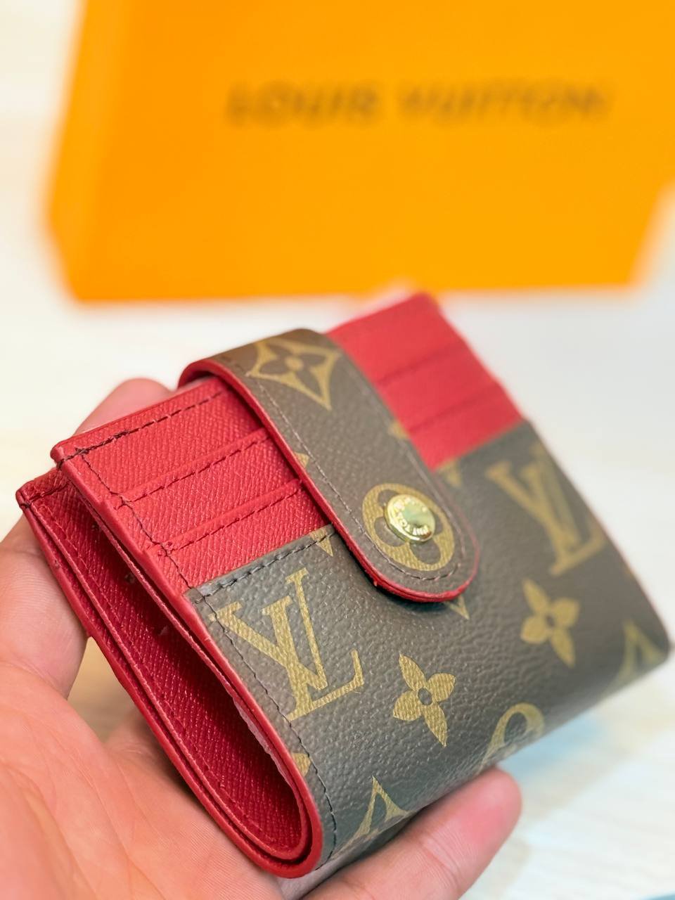 ⁦Louis Vuitton wallet card holder + Brand box  - size 10x8⁩ - الصورة ⁦9⁩