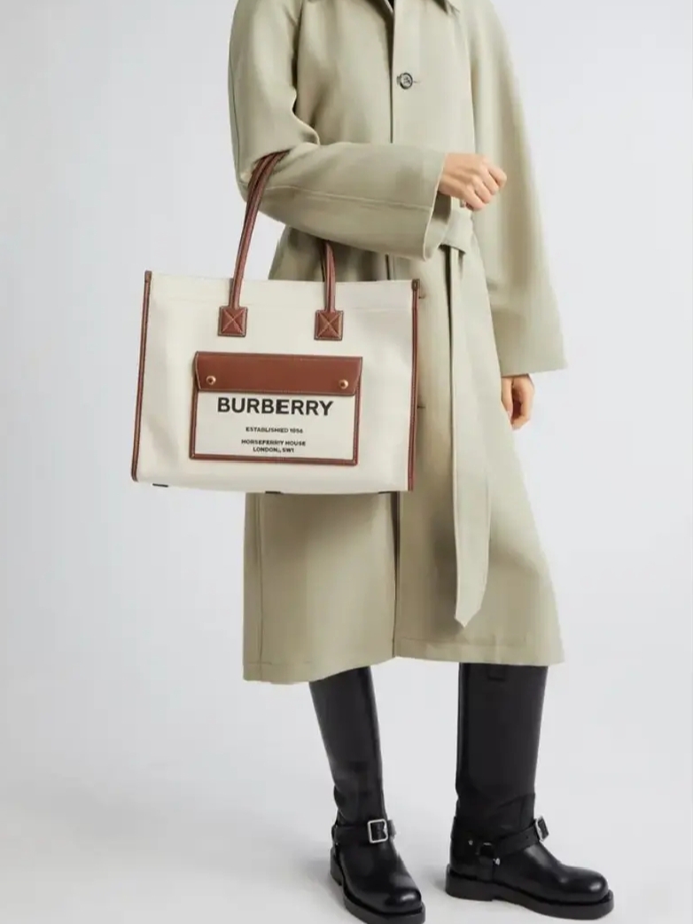 Burberry Freya Canvas & Leather - Size 40x30 - الصورة 8