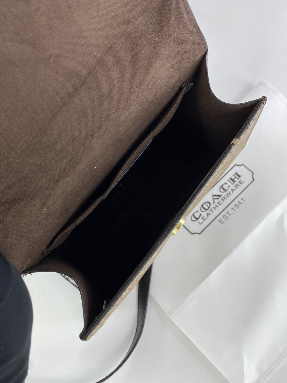 ⁦Coach papper satchel in signature + Brand Box , size 22*16⁩ - الصورة ⁦4⁩