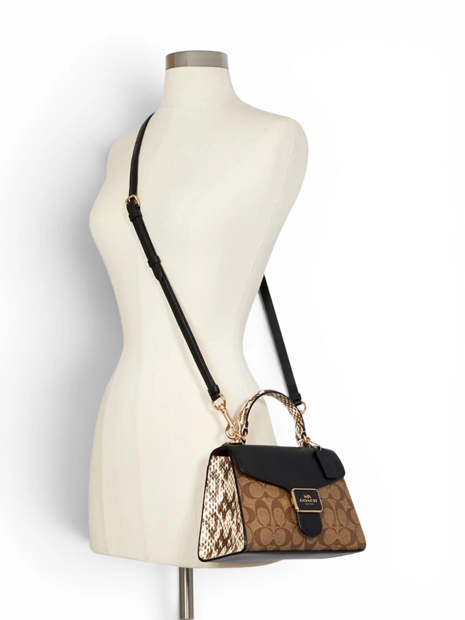 ⁦Coach papper satchel in signature + Brand Box , size 22*16⁩ - الصورة ⁦5⁩