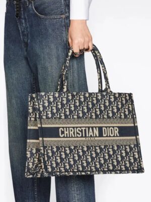 Christian Dior Medium Dior Book Tote
Ecru and Blue Dior Oblique + Brand Box
, size 37*28 cm