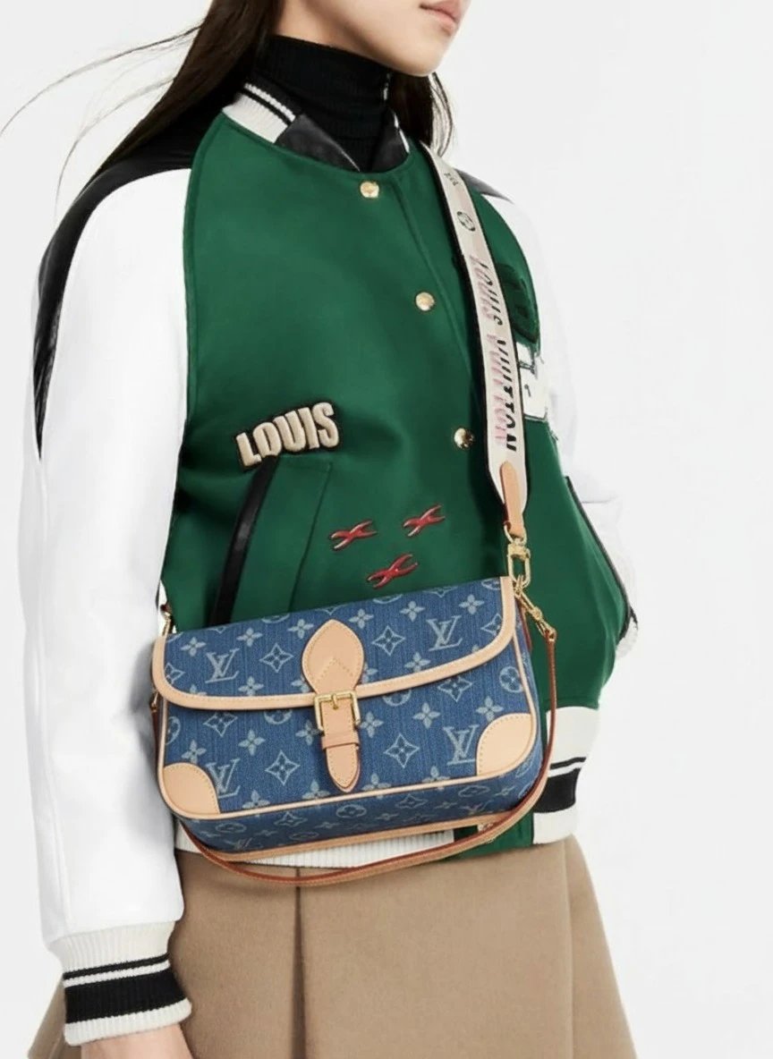 ⁦Louis Vuittony Bolsa Diane Denim + Brand Box , size 24*15⁩ - الصورة ⁦2⁩