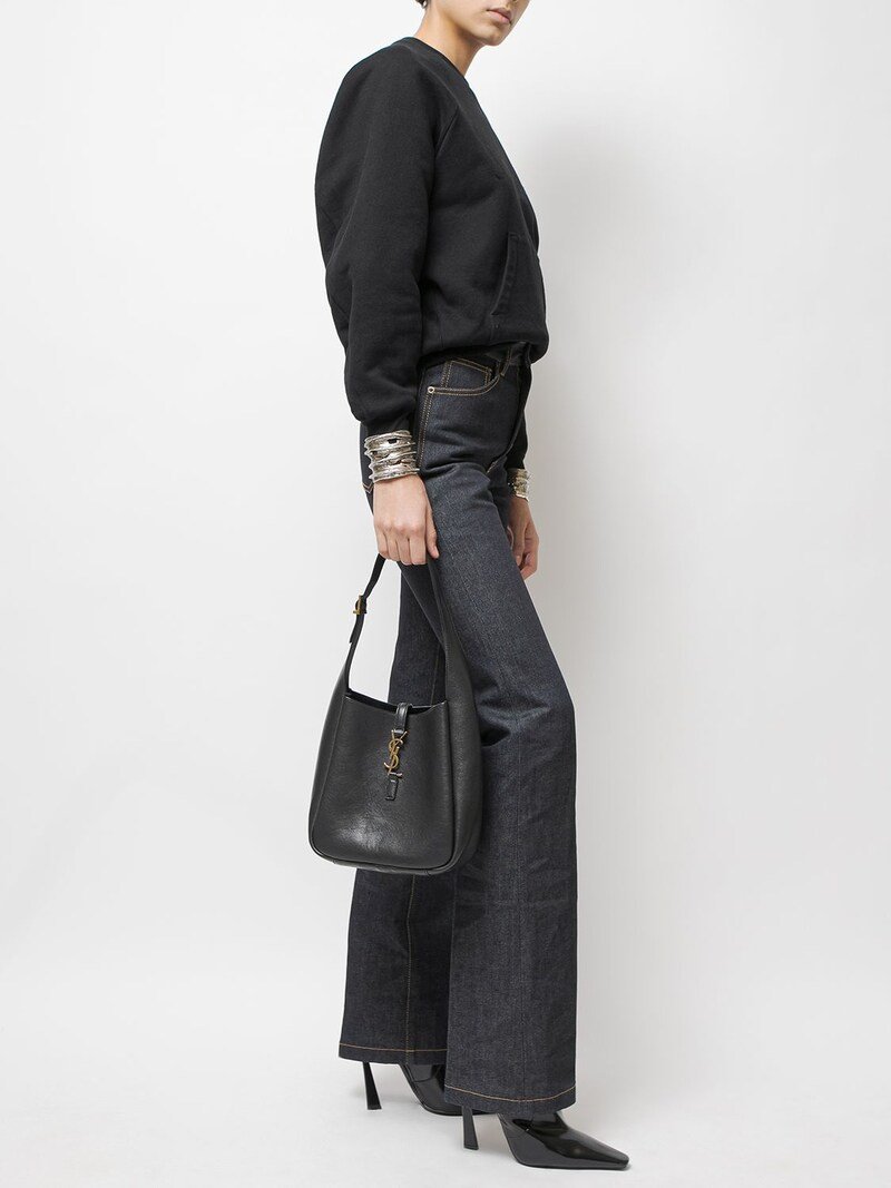 ⁦SAINT LAURENT LE5 A7 LEATHER HOBO BAG + Brand Box , size 22*22⁩ - الصورة ⁦7⁩