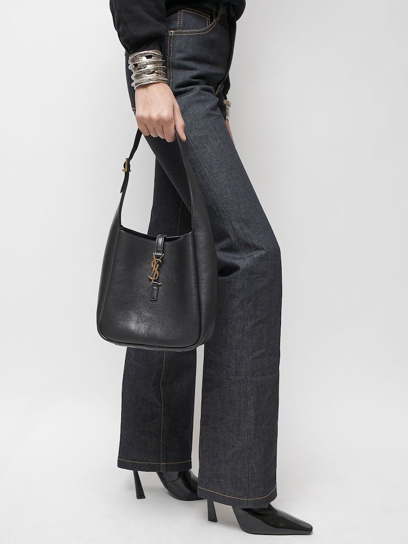 ⁦SAINT LAURENT LE5 A7 LEATHER HOBO BAG + Brand Box , size 22*22⁩ - الصورة ⁦6⁩