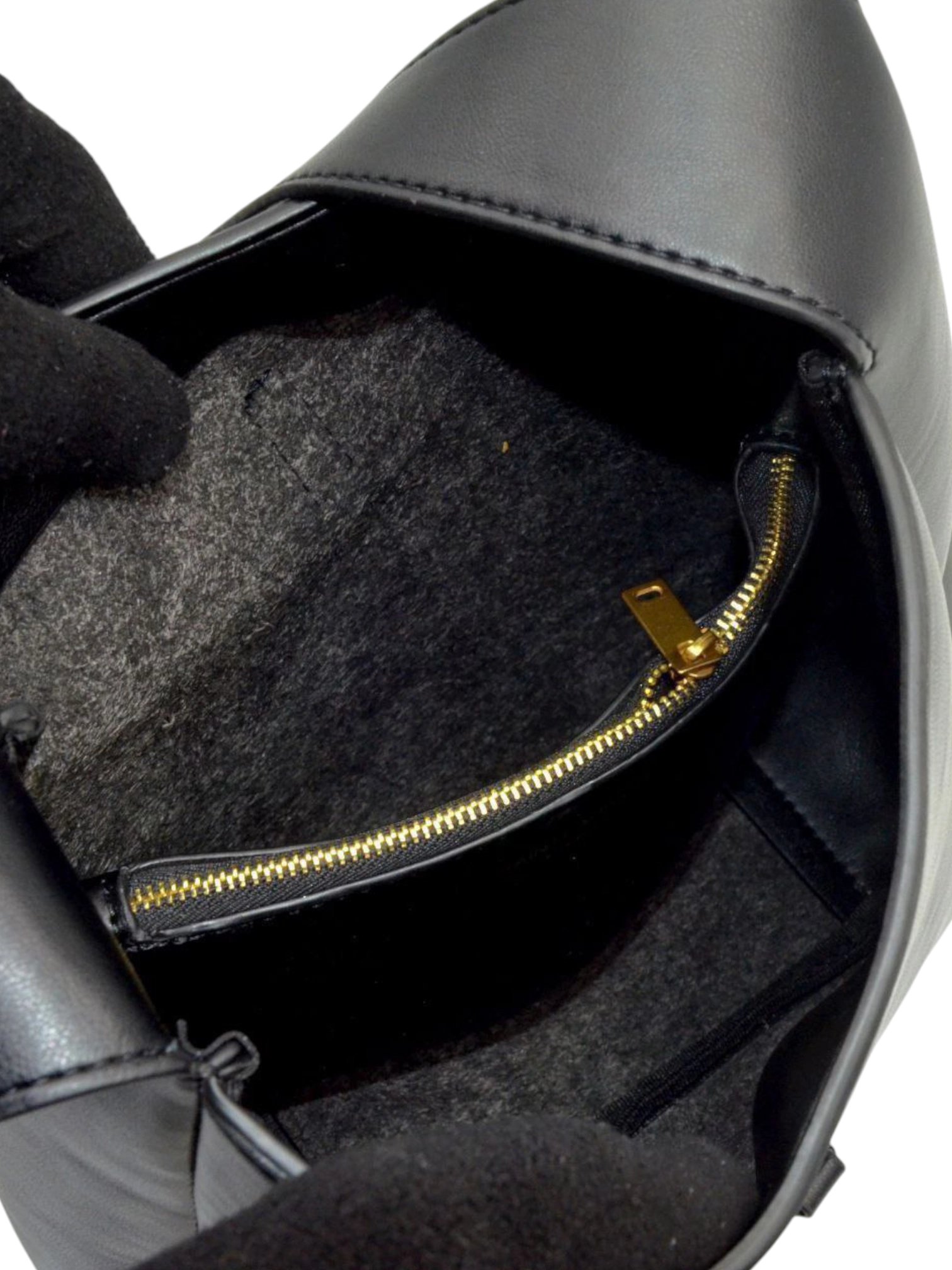 ⁦SAINT LAURENT LE5 A7 LEATHER HOBO BAG + Brand Box , size 22*22⁩ - الصورة ⁦4⁩