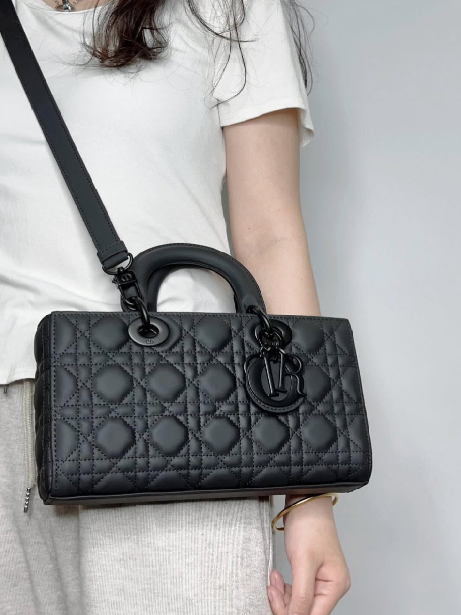⁦Christian Dior Medium Lady D Joy Bag Black Ultramatte  + Brand Box , size 27*15⁩ - الصورة ⁦5⁩