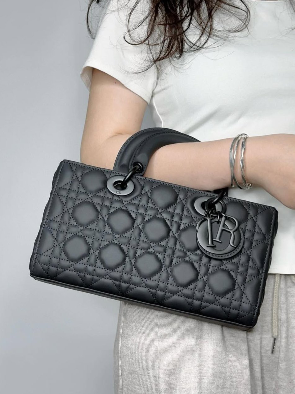 ⁦Christian Dior Medium Lady D Joy Bag Black Ultramatte  + Brand Box , size 27*15⁩ - الصورة ⁦2⁩