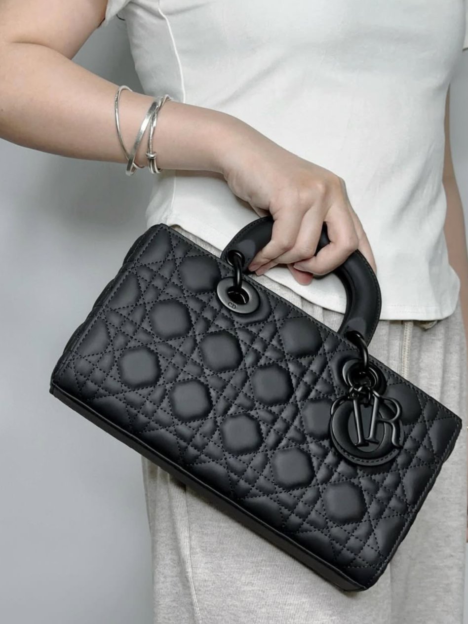 ⁦Christian Dior Medium Lady D Joy Bag Black Ultramatte  + Brand Box , size 27*15⁩ - الصورة ⁦4⁩