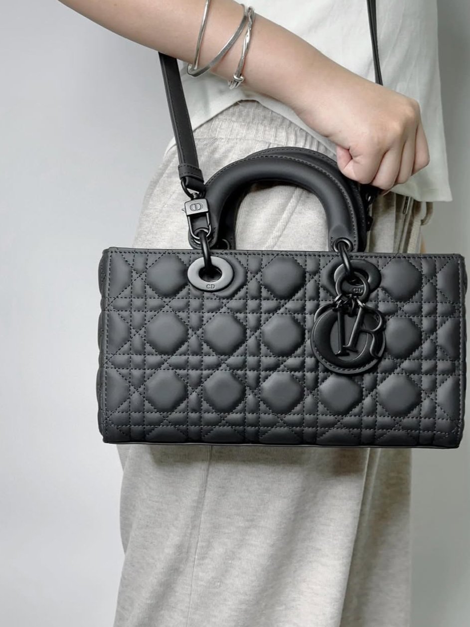 ⁦Christian Dior Medium Lady D Joy Bag Black Ultramatte  + Brand Box , size 27*15⁩ - الصورة ⁦6⁩