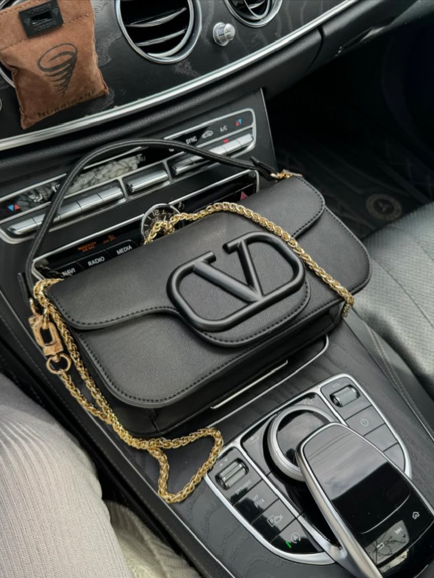 ⁦Valentino Garavani Loco Shoulder Bag + Brand Box , size 20*12⁩ - الصورة ⁦6⁩