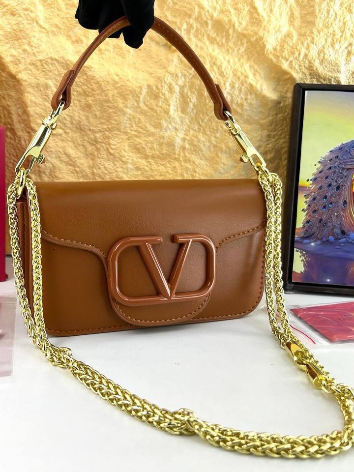 ⁦Valentino Garavani Loco Shoulder Bag + Brand Box , size 20*12⁩ - الصورة ⁦11⁩