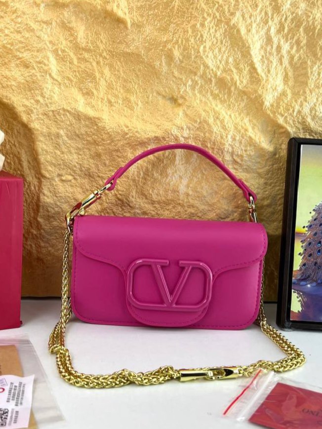 ⁦Valentino Garavani Loco Shoulder Bag + Brand Box , size 20*12⁩ - الصورة ⁦10⁩