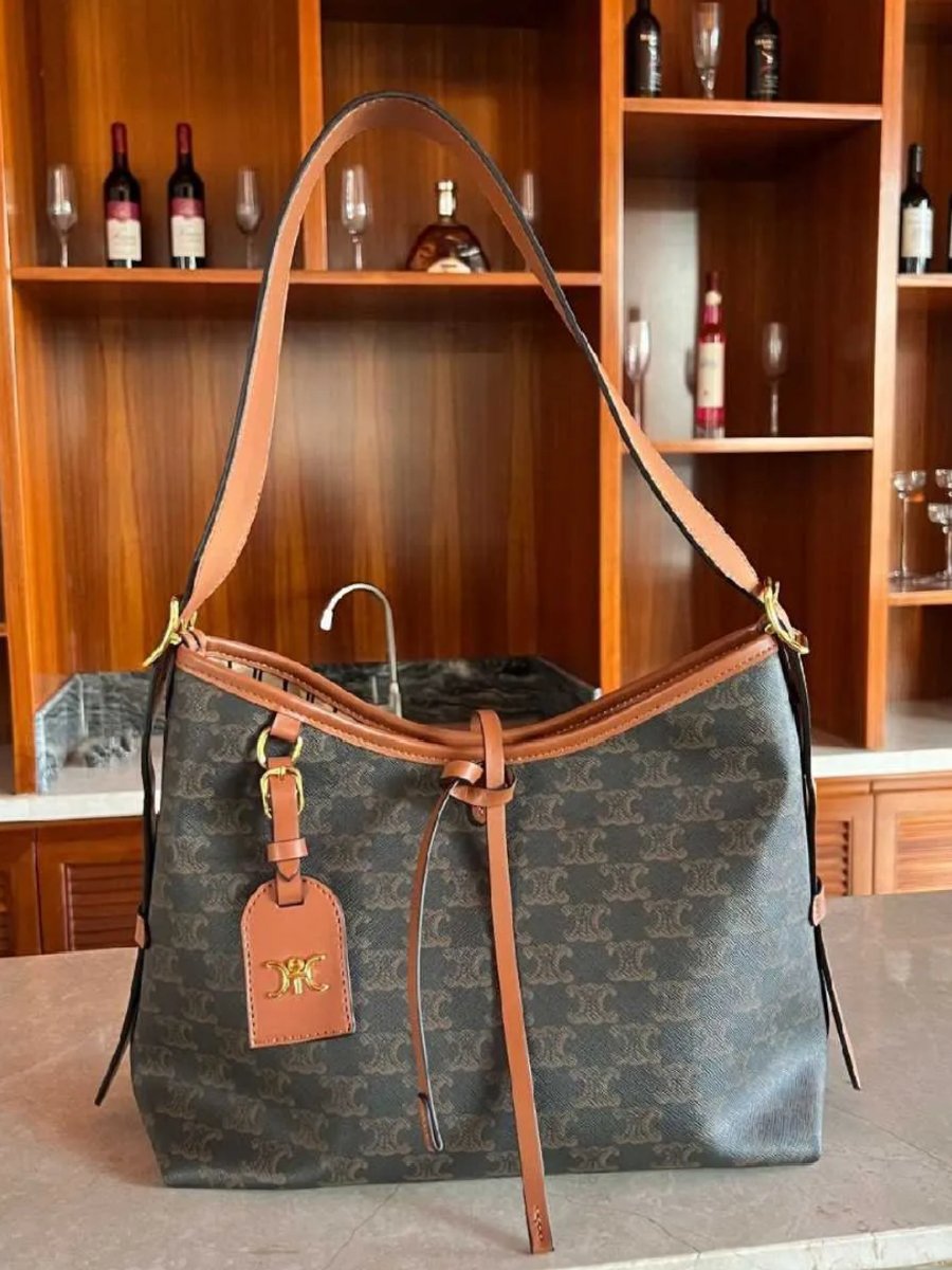 ⁦Celine Hobo carryall + Brand Box , size 35*21⁩ - الصورة ⁦9⁩