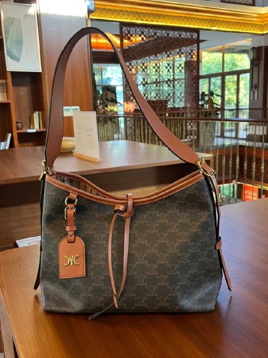 ⁦Celine Hobo carryall + Brand Box , size 35*21⁩ - الصورة ⁦8⁩