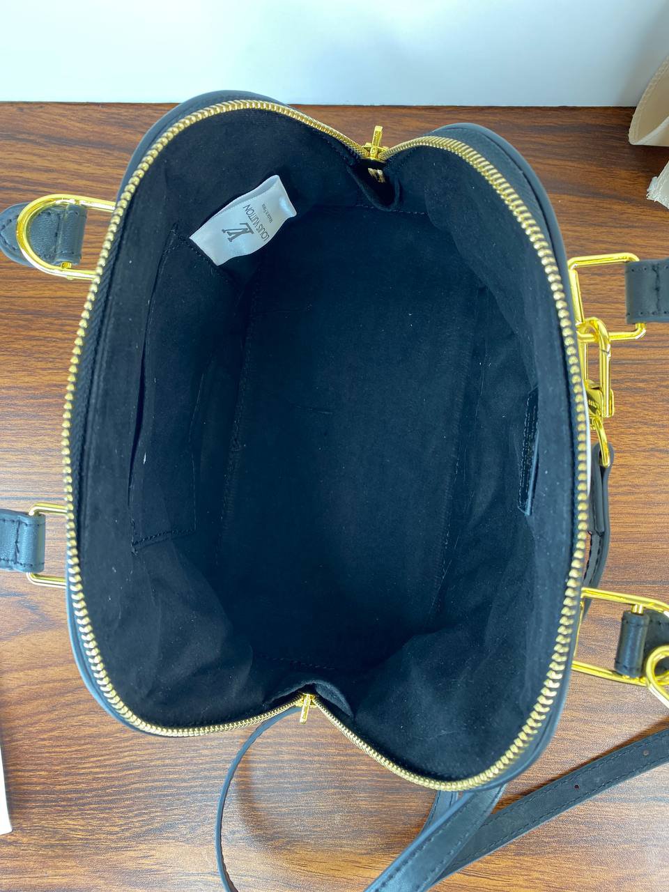 ⁦Louis Vuitton Alma Malletage White BB  , size 26*17⁩ - الصورة ⁦9⁩