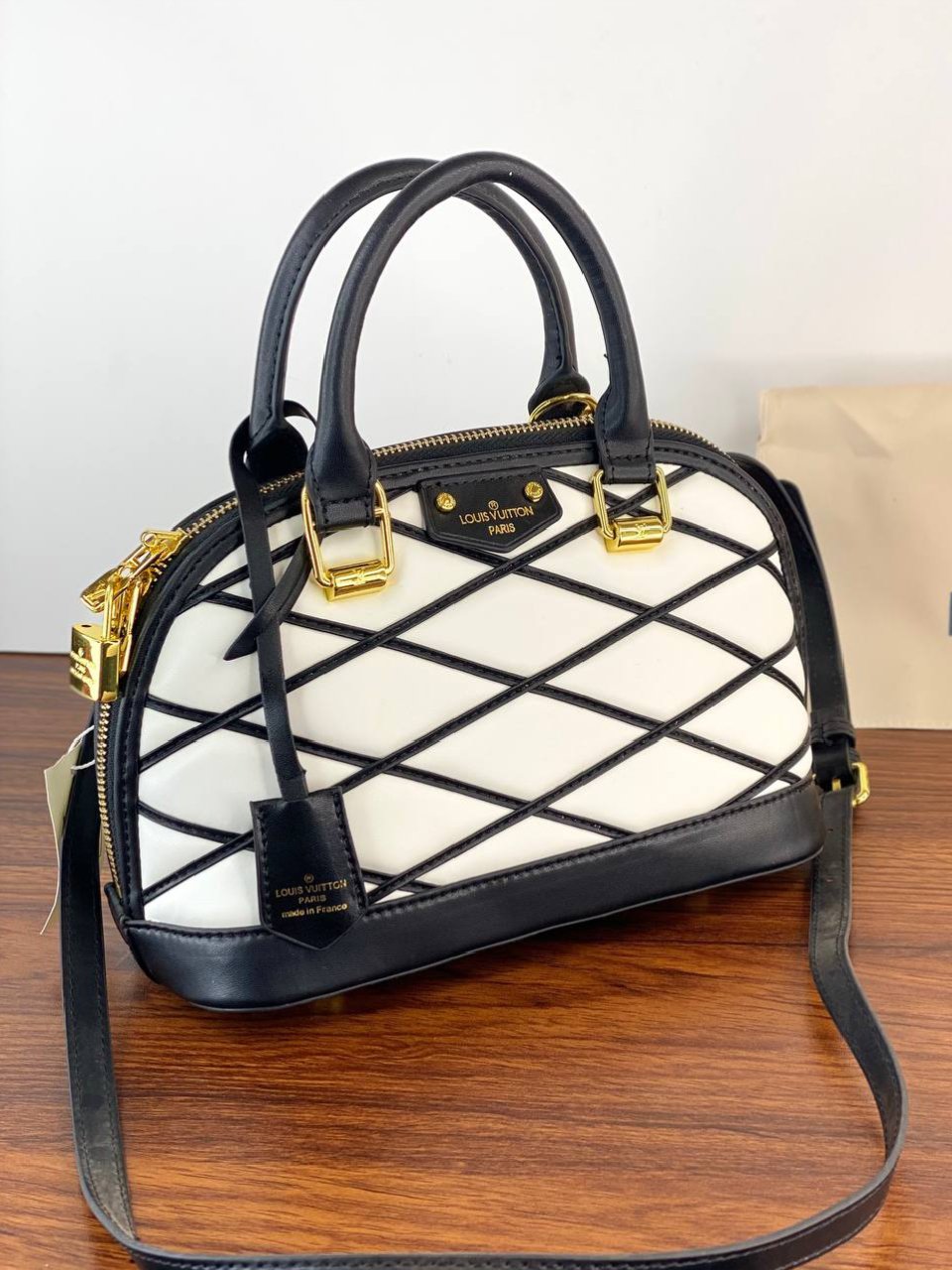 ⁦Louis Vuitton Alma Malletage White BB  , size 26*17⁩ - الصورة ⁦8⁩