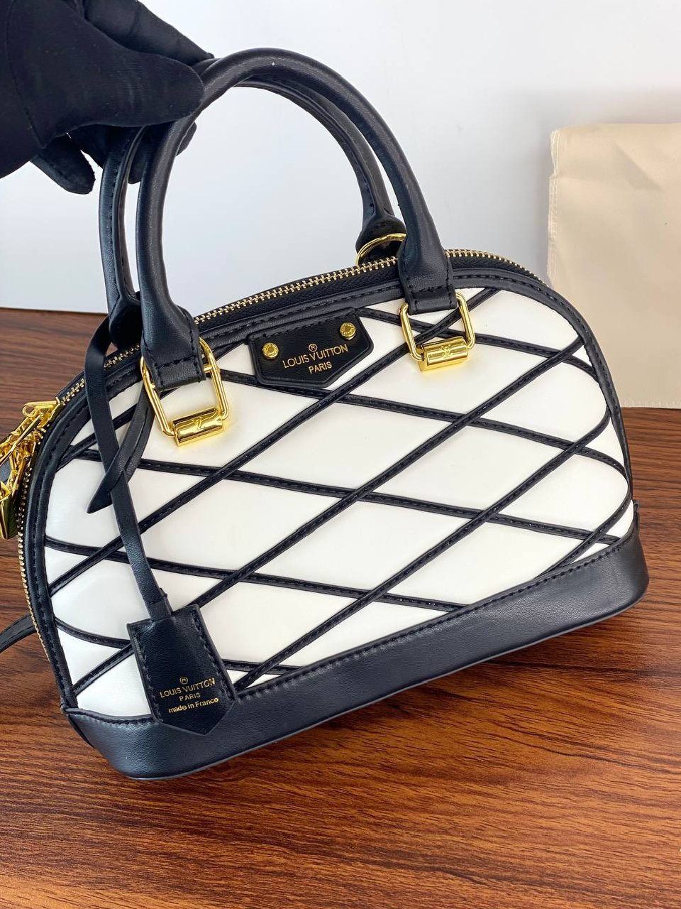 ⁦Louis Vuitton Alma Malletage White BB  , size 26*17⁩ - الصورة ⁦7⁩