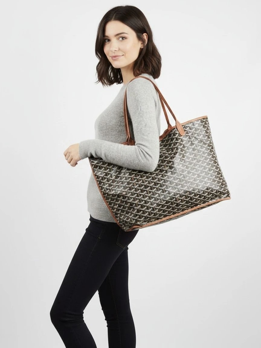 ⁦Goyard Goyardine  Reversible Anjou GM tote  Double face + Dust Cover , size 28*47⁩ - الصورة ⁦5⁩