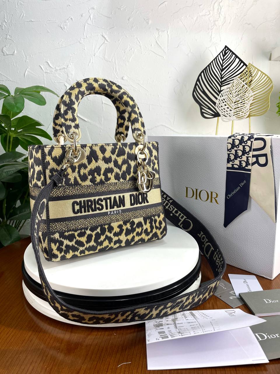 ⁦Christine Dior Canvas Medium Mizza Embroidered Lady D-Lite size 25*21 with brand box⁩ - الصورة ⁦7⁩