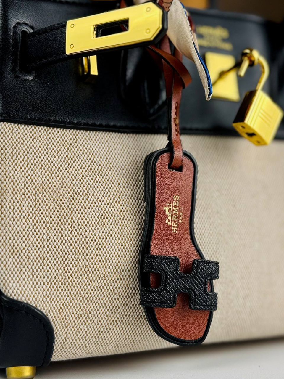 ⁦Hermes Two Tone Genuine Leather Canvas Birkin 30 , size 28x19⁩ - الصورة ⁦5⁩