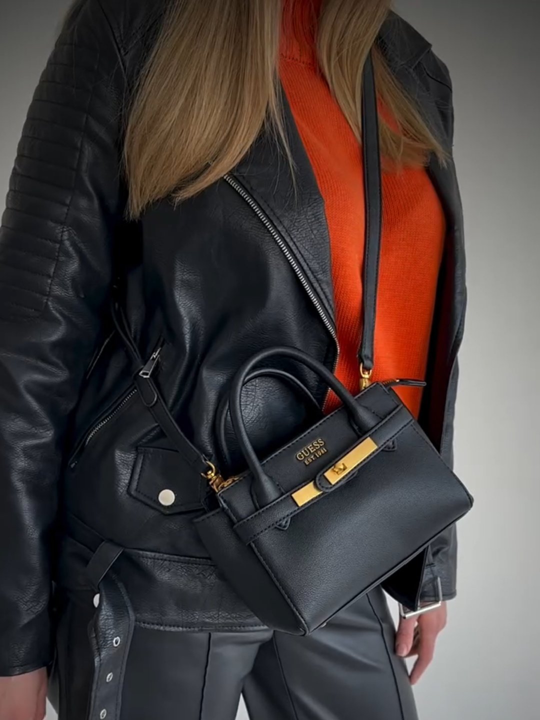 ⁦Guess Enisa Top Handle Flap Bag ,⁩ - الصورة ⁦4⁩