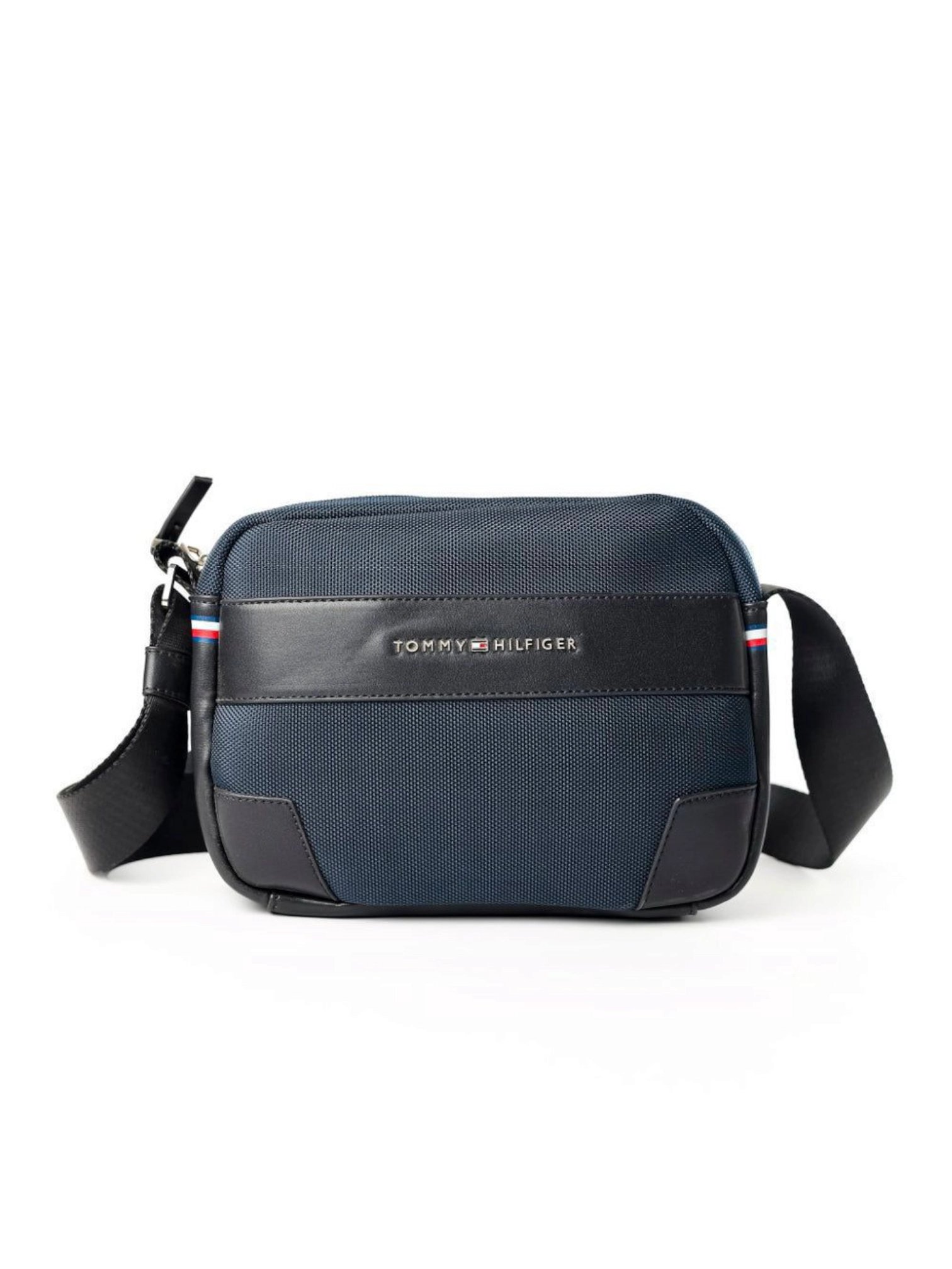 ⁦Tommy Hilfiger TH Urban Camera Crossbody Bag in Nylon  , size 27*15 .. BFR⁩ - الصورة ⁦1⁩