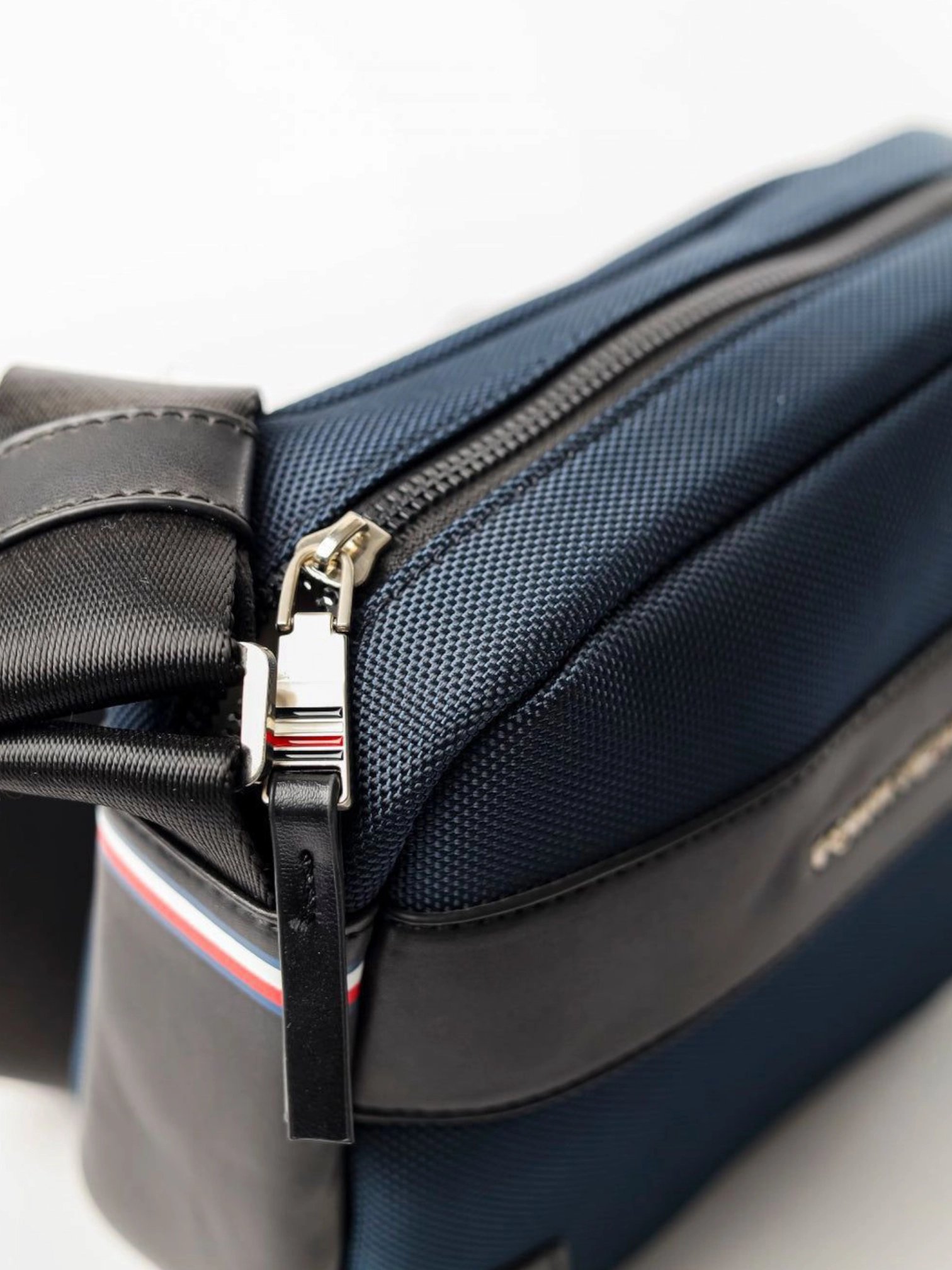 ⁦Tommy Hilfiger TH Urban Camera Crossbody Bag in Nylon  , size 27*15 .. BFR⁩ - الصورة ⁦5⁩