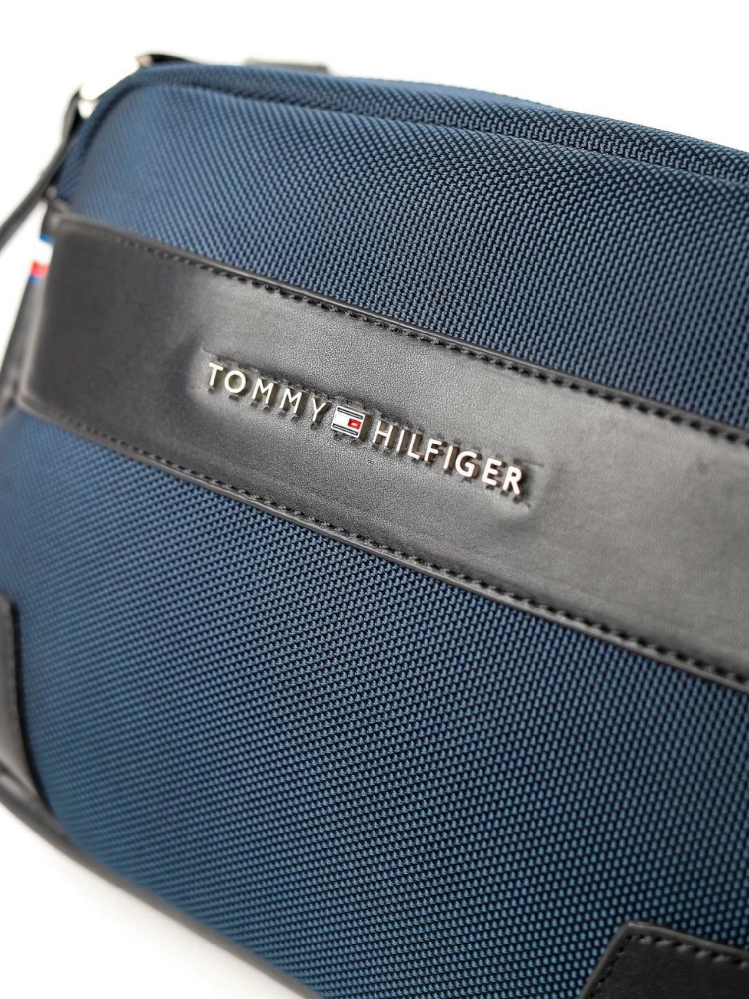 ⁦Tommy Hilfiger TH Urban Camera Crossbody Bag in Nylon  , size 27*15 .. BFR⁩ - الصورة ⁦4⁩