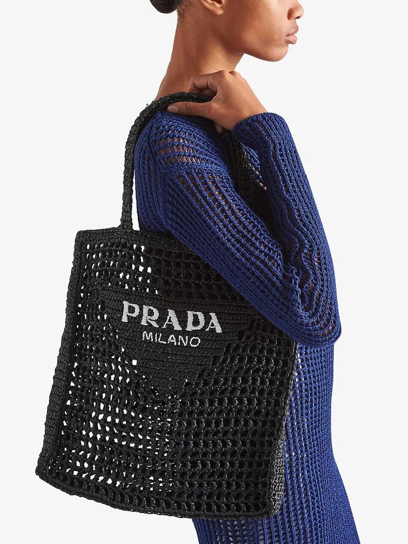 ⁦Prada 
Yarn Raffia Effect Crochet Logo Embroidered Beach Tote Bag , size 35*31⁩ - الصورة ⁦4⁩