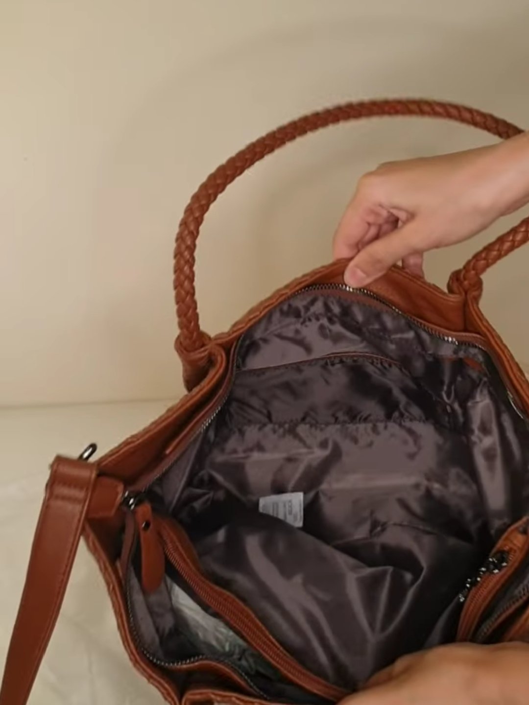 ⁦Vintage Bottega Veneta Intrecciato Nappa Tote   , size 45*28 bn⁩ - الصورة ⁦4⁩