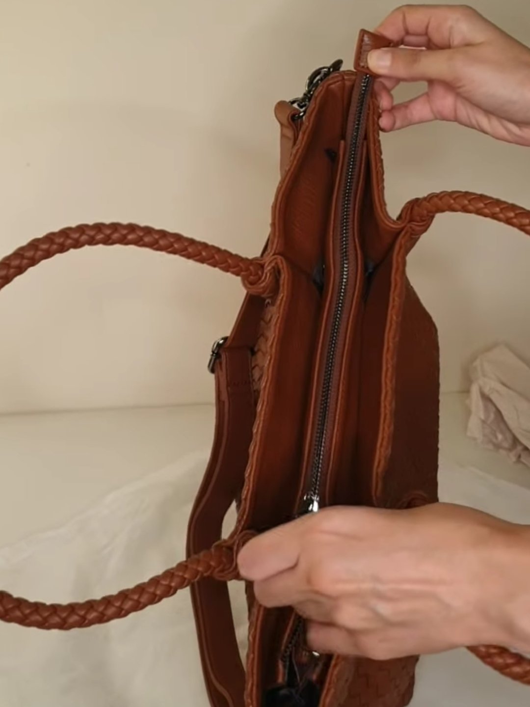 ⁦Vintage Bottega Veneta Intrecciato Nappa Tote   , size 45*28 bn⁩ - الصورة ⁦3⁩