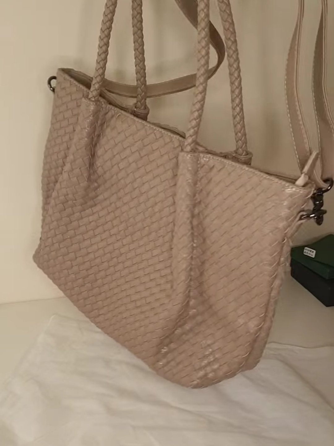 ⁦Vintage Bottega Veneta Intrecciato Nappa Tote   , size 45*28 bn⁩ - الصورة ⁦14⁩