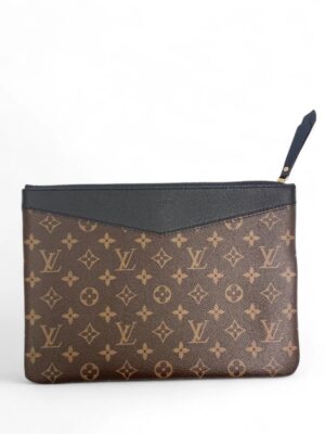 Louis Vuitton  Monogram Daily Pouch clutch + Brand Box , size 29*20