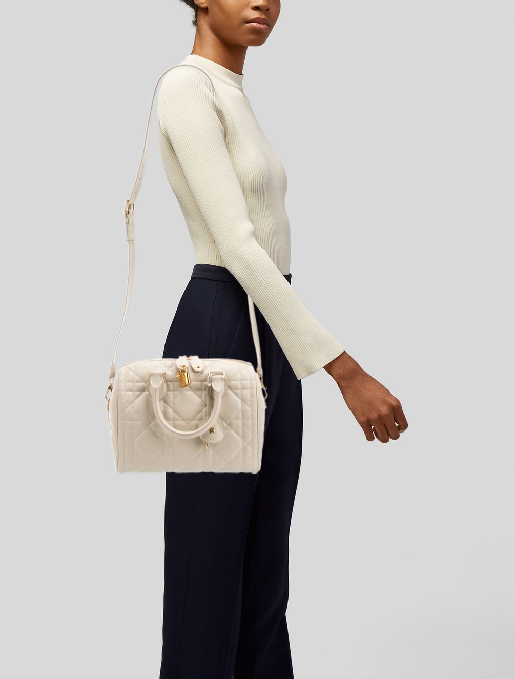 ⁦Christian Dior 
Calfskin Macrocannage Groove 25 Bag Dusty Ivory + Brand Box , size 26*19⁩ - الصورة ⁦7⁩
