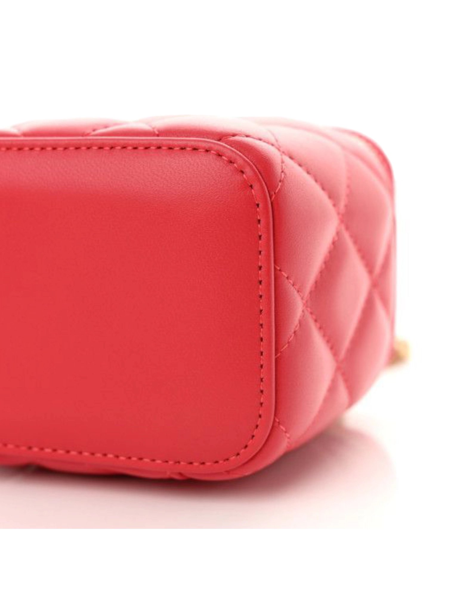 ⁦Chanel  Quilted Pearl Crush Mini Vanity Case With Chain Red + Brand Box , size 10*10⁩ - الصورة ⁦3⁩