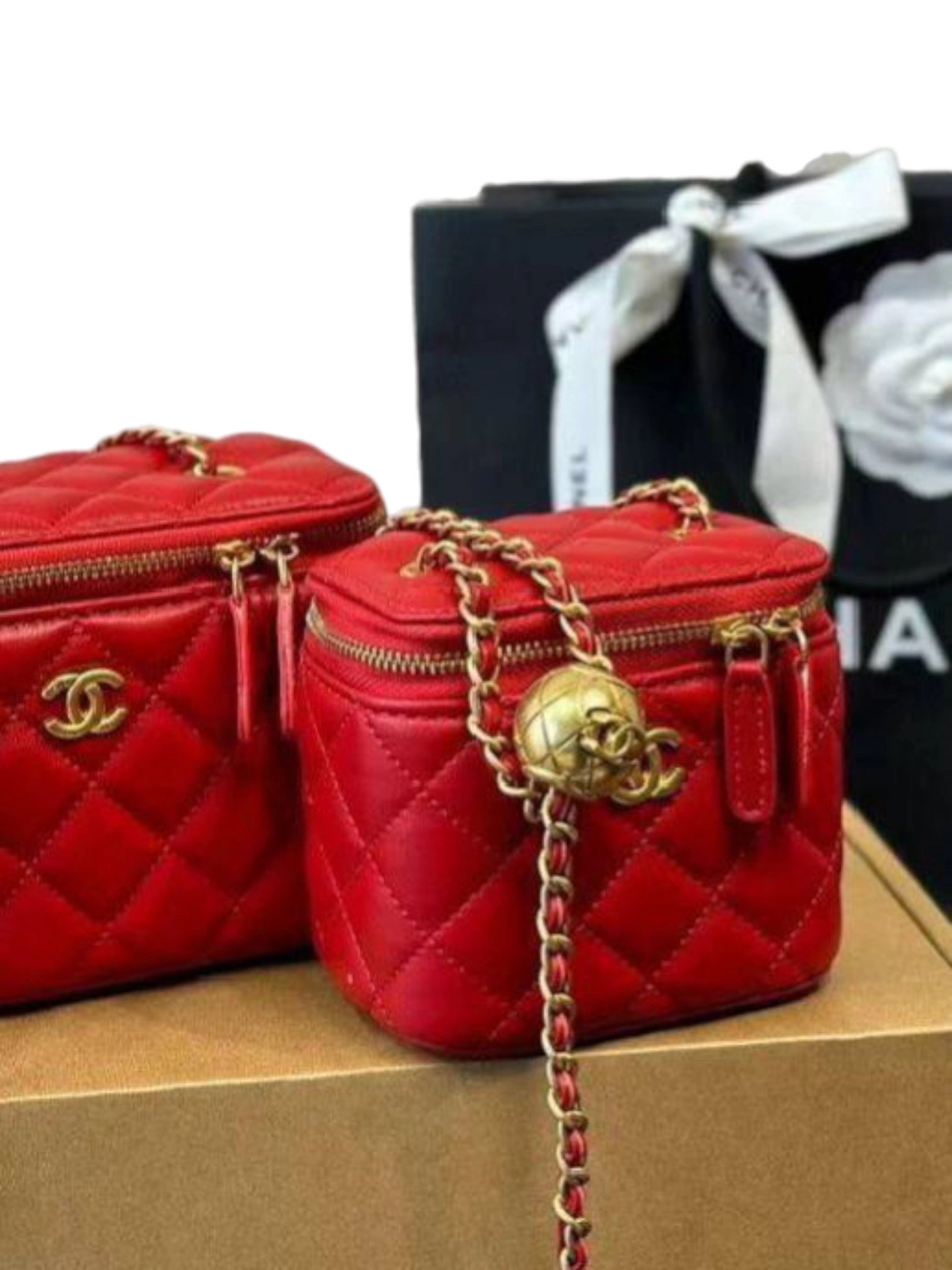 ⁦Chanel  Quilted Pearl Crush Mini Vanity Case With Chain Red + Brand Box , size 10*10⁩ - الصورة ⁦6⁩