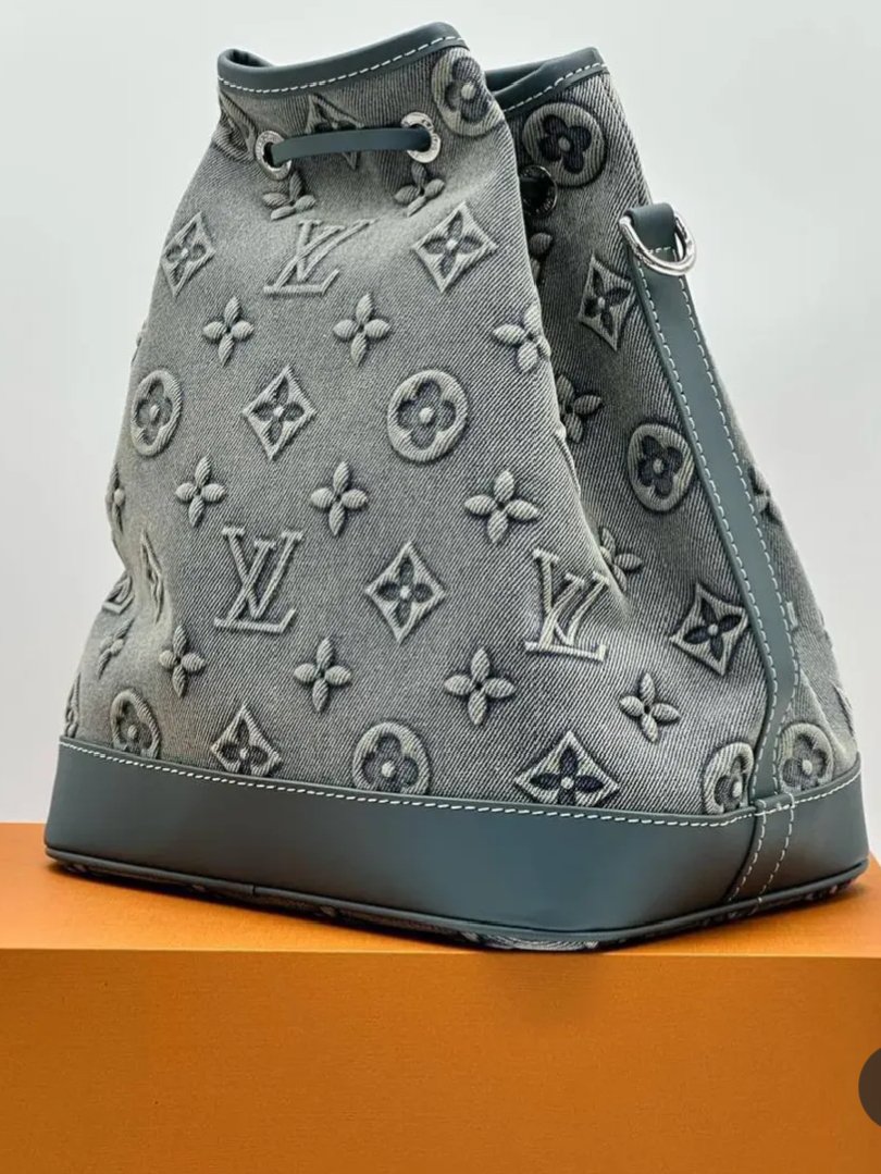 ⁦Louis Vuitton monogram denim bucket + Brand Box , size 25*23⁩ - الصورة ⁦9⁩