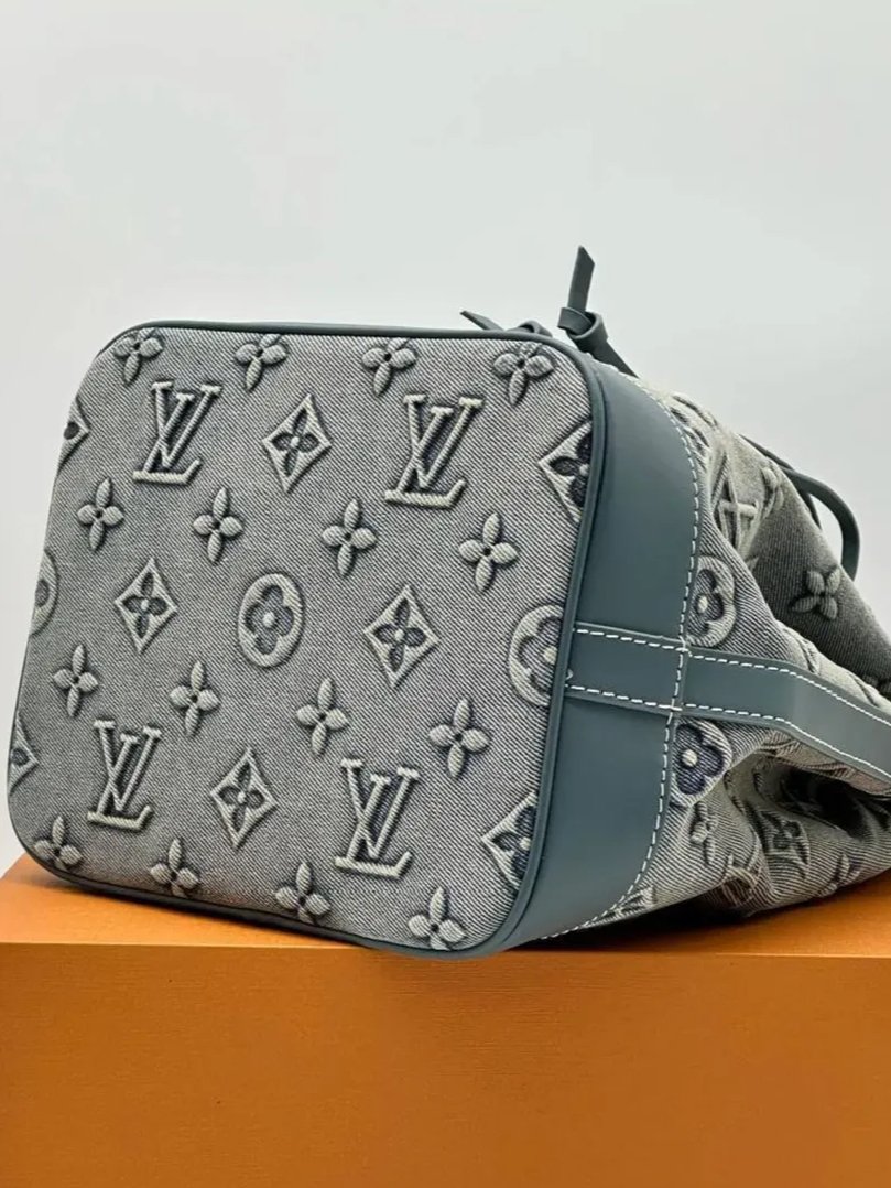 ⁦Louis Vuitton monogram denim bucket + Brand Box , size 25*23⁩ - الصورة ⁦11⁩
