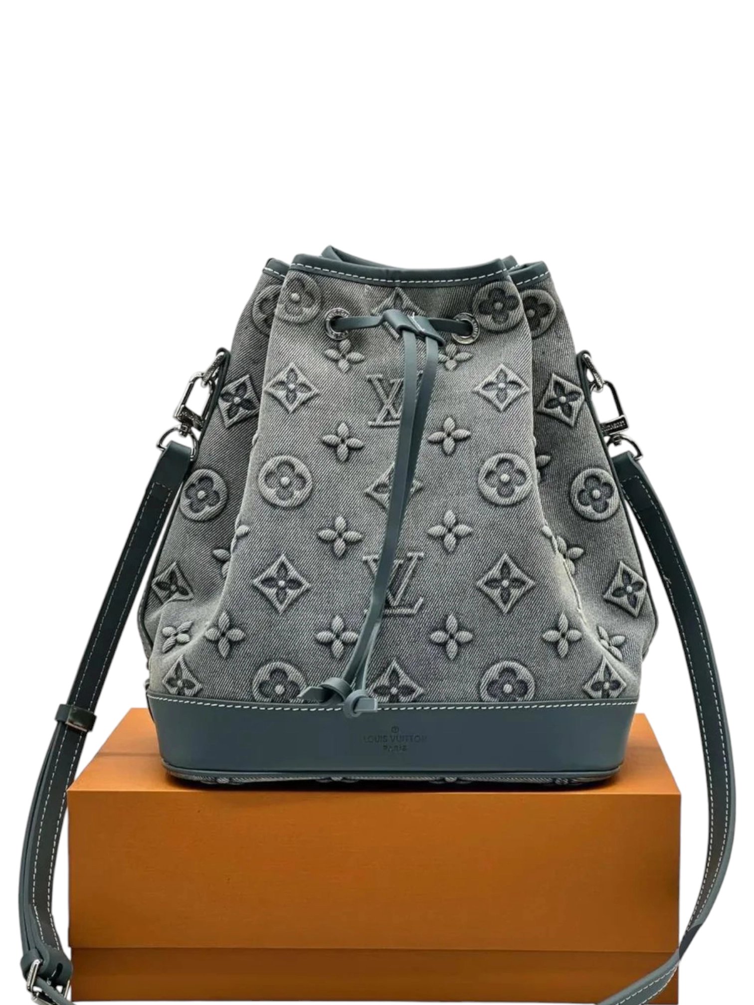 ⁦Louis Vuitton monogram denim bucket + Brand Box , size 25*23⁩ - الصورة ⁦5⁩