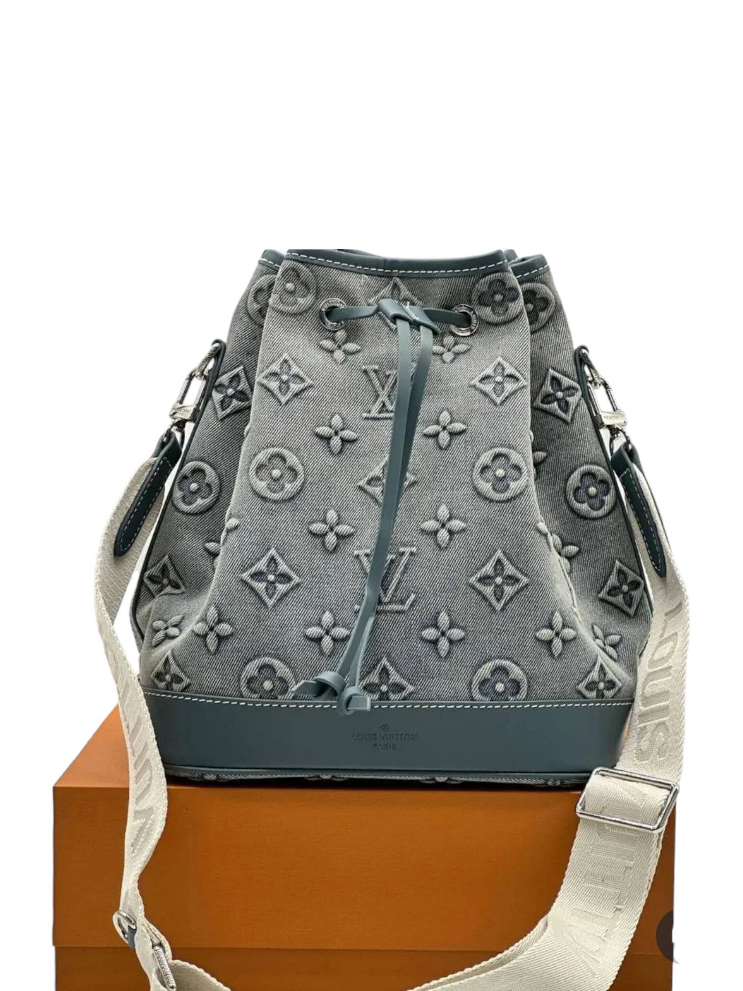 ⁦Louis Vuitton monogram denim bucket + Brand Box , size 25*23⁩ - الصورة ⁦6⁩