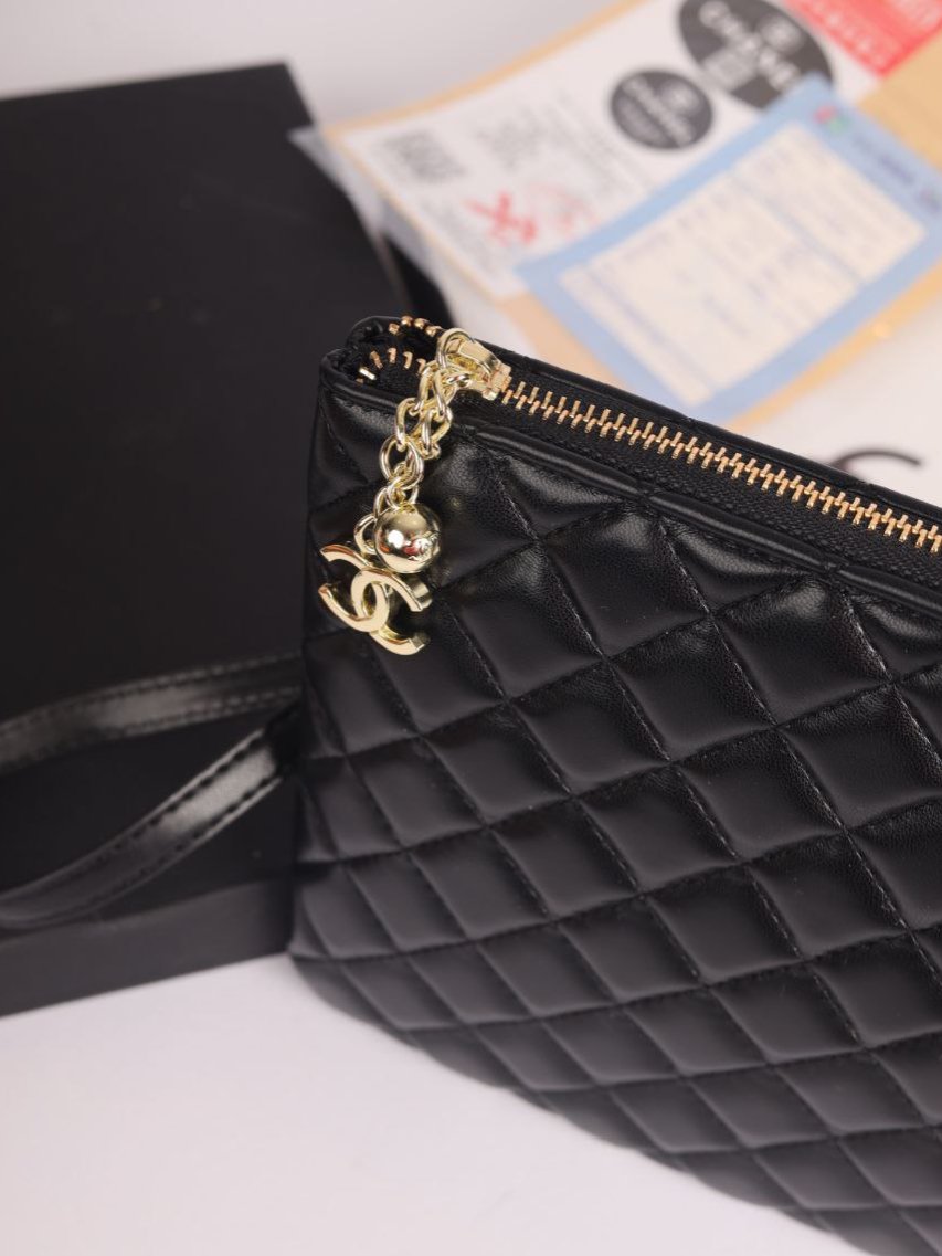 ⁦Chanel Black Quilted Leather clutch 
 + Brand Box , size 27*20⁩ - الصورة ⁦5⁩