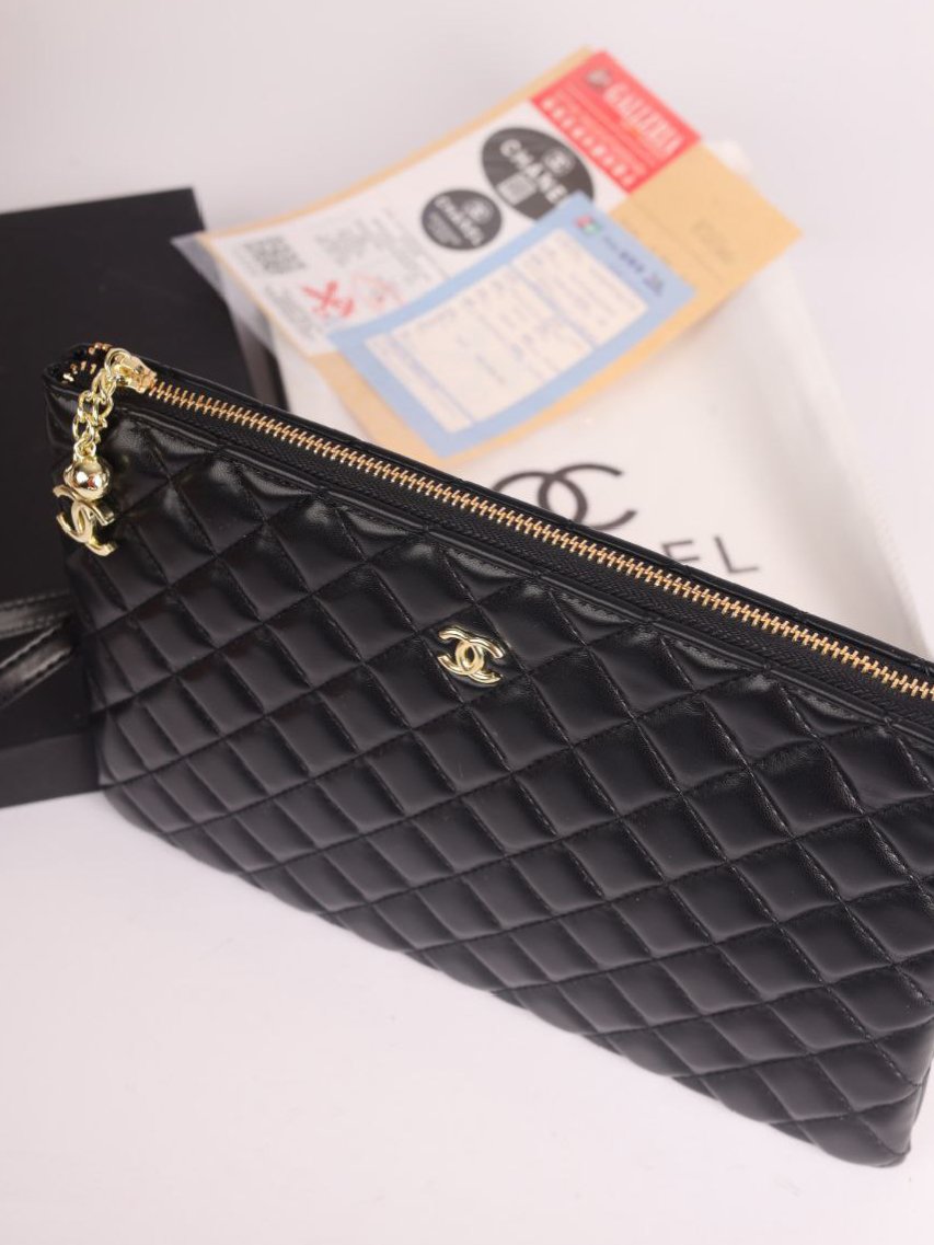 ⁦Chanel Black Quilted Leather clutch 
 + Brand Box , size 27*20⁩ - الصورة ⁦4⁩