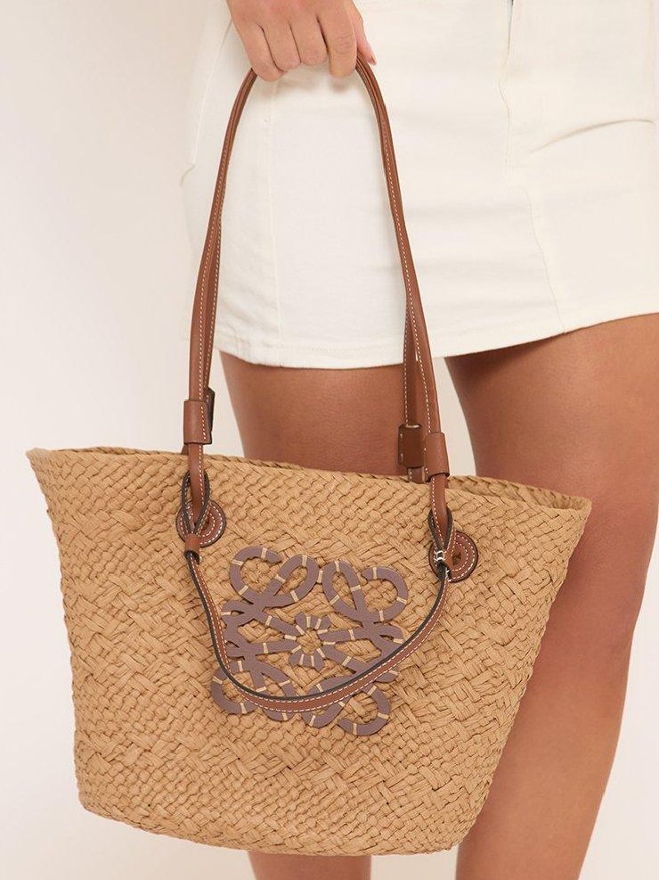 ⁦LOEWE
 Anagram shoulder bag
 Woven  , size 28*25⁩ - الصورة ⁦1⁩