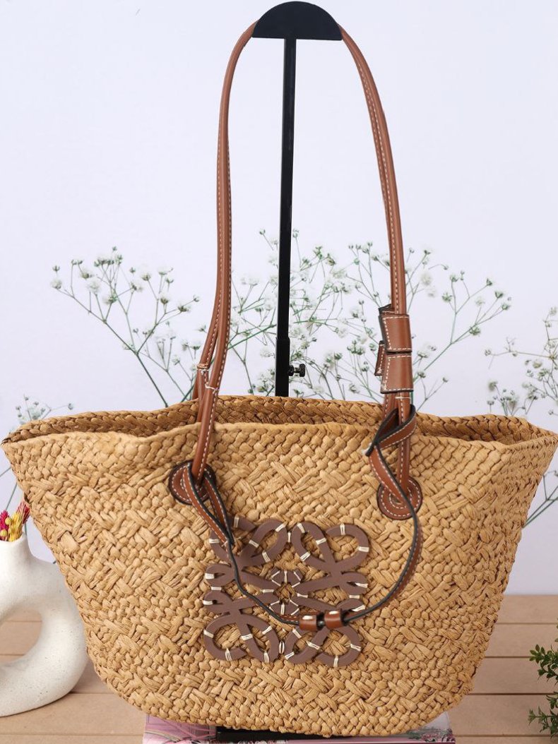 ⁦LOEWE
 Anagram shoulder bag
 Woven  , size 28*25⁩ - الصورة ⁦3⁩