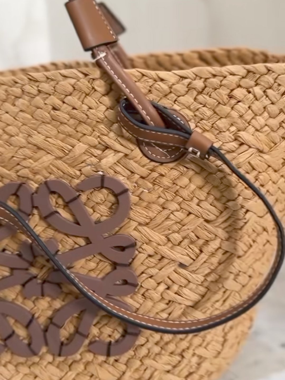 ⁦LOEWE
 Anagram shoulder bag
 Woven  , size 28*25⁩ - الصورة ⁦4⁩
