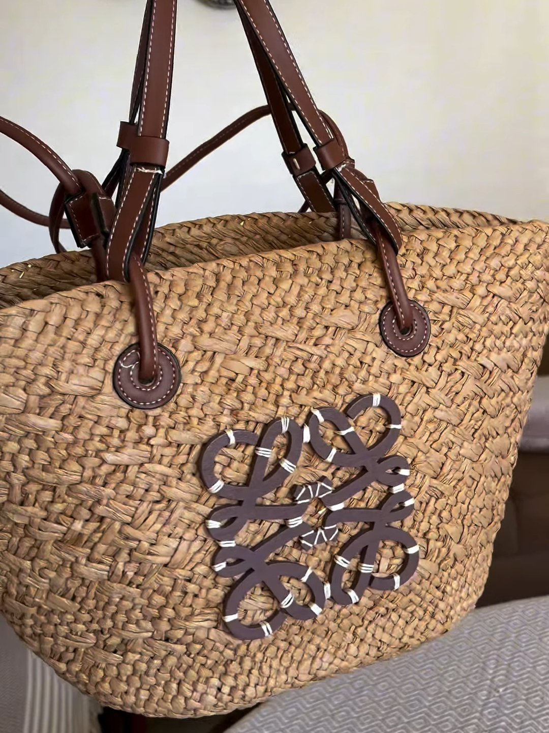 ⁦LOEWE
 Anagram shoulder bag
 Woven  , size 28*25⁩ - الصورة ⁦7⁩