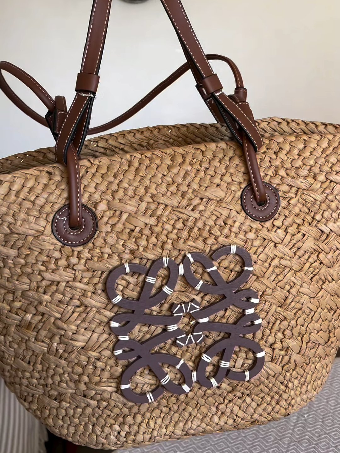 ⁦LOEWE
 Anagram shoulder bag
 Woven  , size 28*25⁩ - الصورة ⁦8⁩