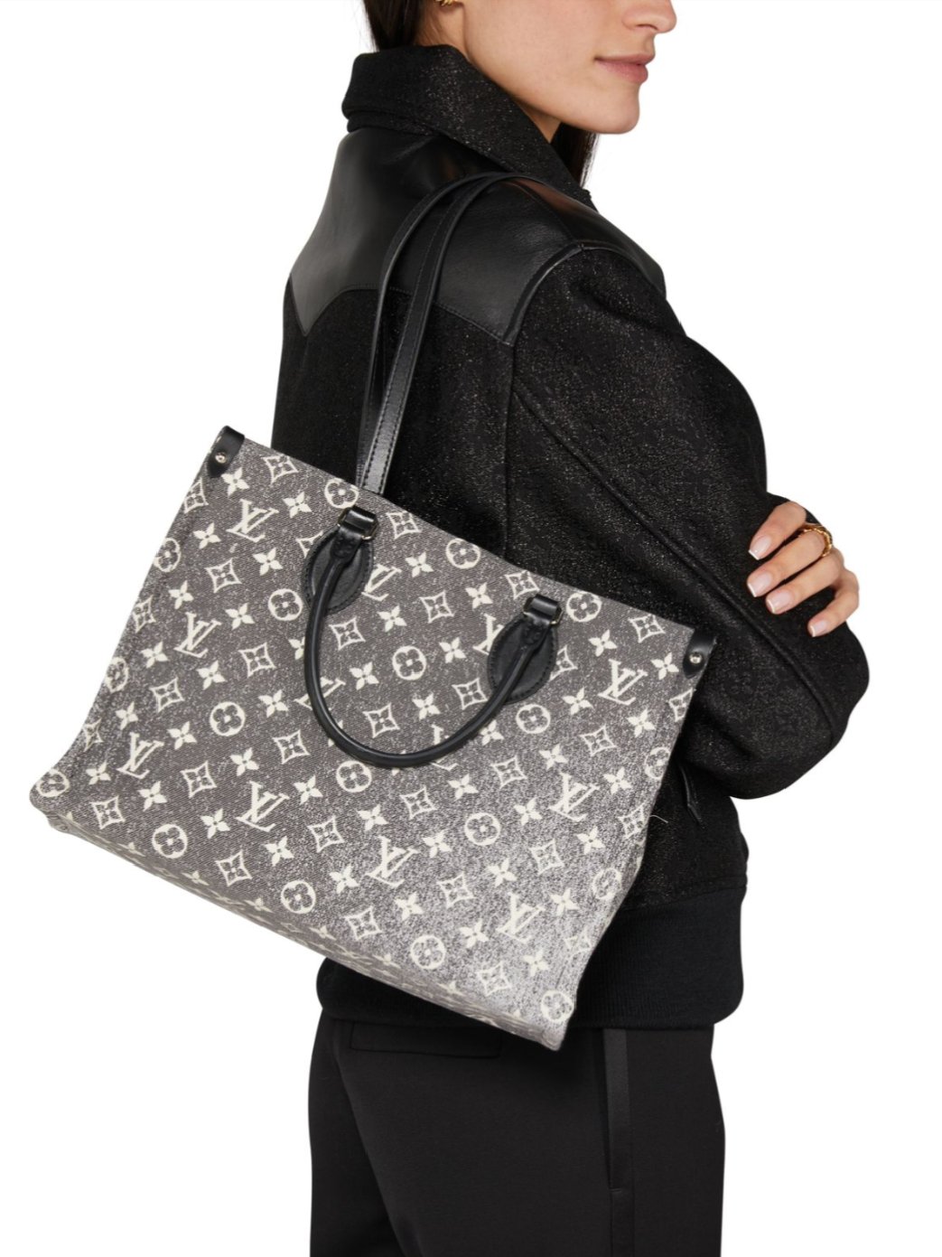 ⁦Louis Vuitton
Limited Edition Black Monogram Denim Onthego MM
  , size 28*24 .. ofr⁩ - الصورة ⁦5⁩