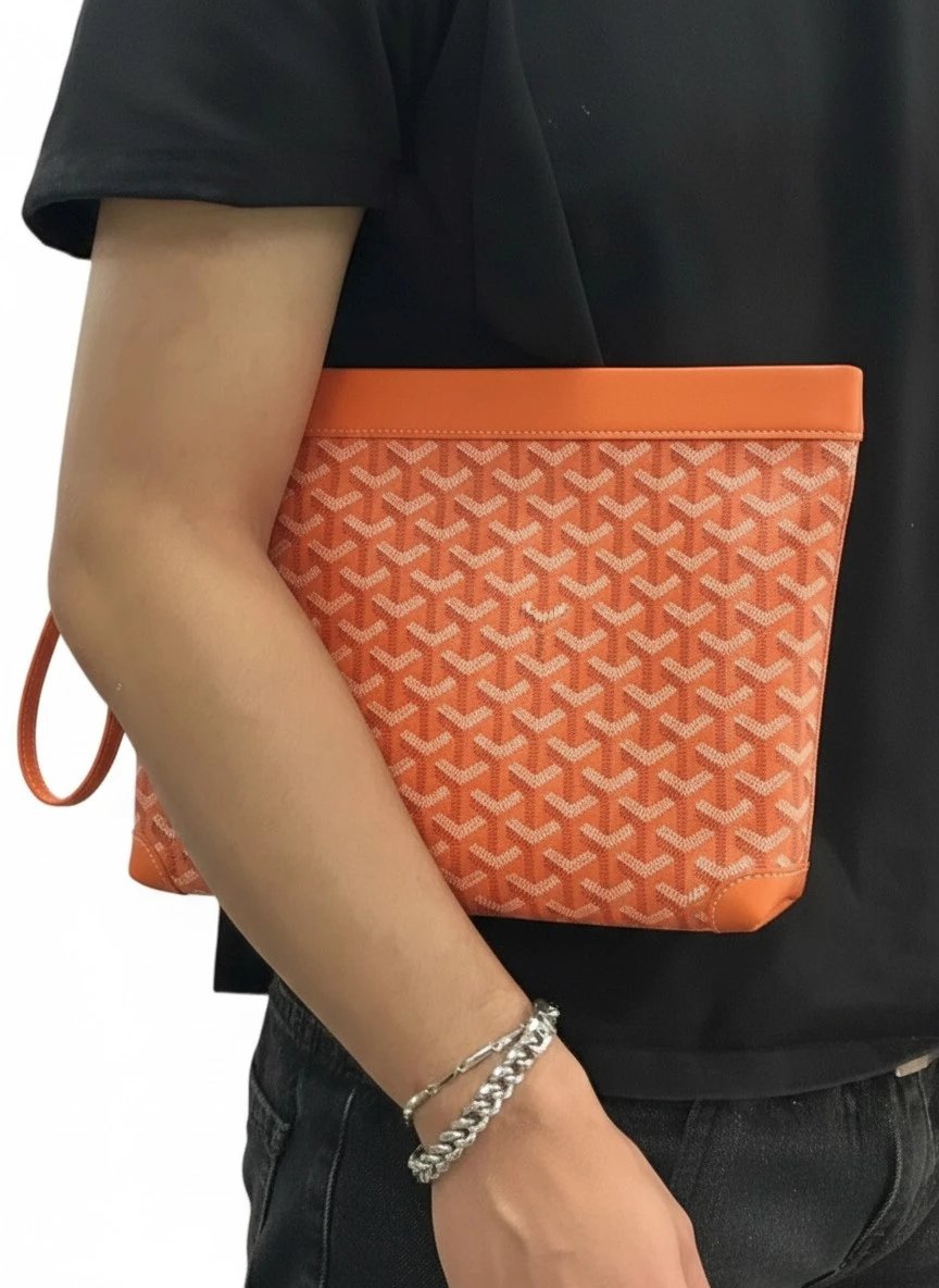 ⁦Goyard Goyardine Conti Clutch  + Dust cover, size 28*23⁩ - الصورة ⁦2⁩